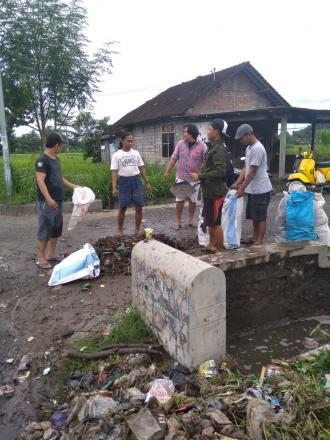 Pemuda Desa Bersihkan Lingkungan Pasca Hujan